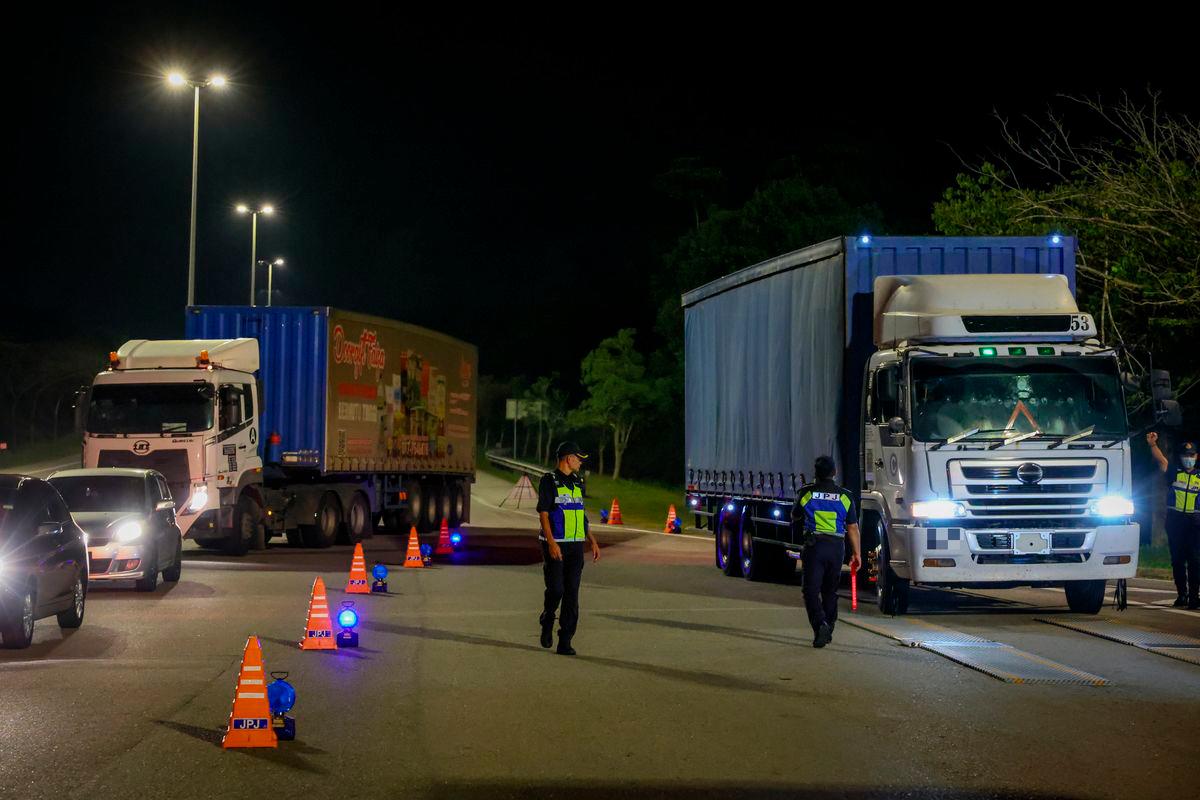 Anggota dan pegawai Jabatan Pengangkutan Jalan (JPJ) memeriksa pelbagai kenderaan menerusi Operasi Khas Gempur Kenderaan Perdagangan di Plaza Tol Kuala Terengganu, malam tadi- BERNAMA