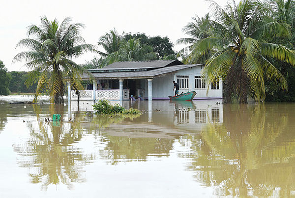 A man uses a ‘sampan’ boat to return to his home that has been partially submerged by floods o Dec 2, 2019 — Bernama