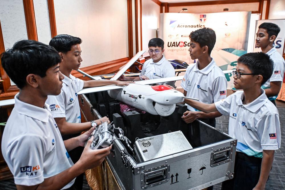 KUALA TERENGGANU, 14 Jun - The pilot program for unmanned aerial vehicle (UAV) education, “T-BSas Aeronautics Uav In-School Program” which was held for the first time at the school level in Malaysia, targeting Form 1 students in applying students’ interest in the subjects of Science, Engineering Technology, and Mathematics (STEM). BERNAMAPIX