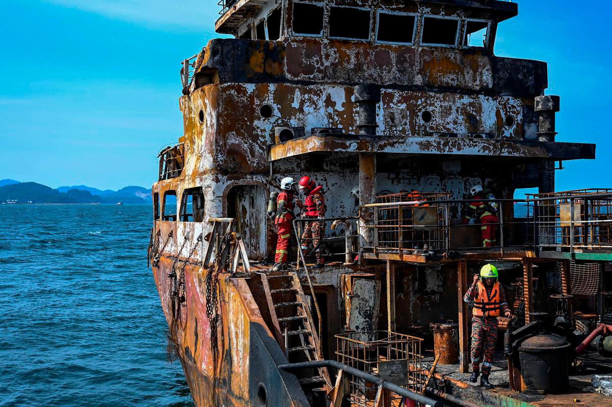 Anggota Pasukan Khas Bahan Kimia Berbahaya (Hazmat) Jabatan Bomba dan Penyelamat (JBPM) Terengganu dan Pahang melakukan pemeriksaan pada sebuah kapal ‘hantu’ yang hanyut di perairan Pelantar Minyak Semangkok A hari ini - BERNAMA
