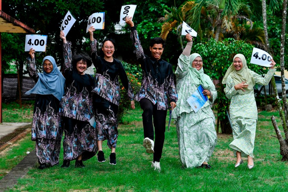 CEMERLANG... Pelajar Sekolah Menengah Kebangsaan Sultan Ismail, Kemaman, (dari, kiri) Halimatus Sa’diyah Abdul Faal, Chua Wen Wei, Irene Ong Ching Shing, Muhammad Izzuddin Mohamad, Hafizah Ismail dan Nur Anis Najwa Yusmadi meraikan kejayaan setelah memperoleh memperoleh Purata Nilai Gred Komulatif (PNGK) 4.0 dalam peperiksaan Sijil Tinggi Persekolahan Malaysia (STPM) semasa ditemui di sini hari ini/fotoBERNAMA