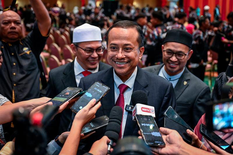 Menteri Besar Terengganu, Datuk Seri Dr Ahmad Samsuri Mokhtar bercakap kepada media pada Majlis Apresiasi Kontinjen Negeri Terengganu Sukma dan Para Sukma Edisi Ke-21 Sarawak 2024 di Wisma Darul Iman hari ini. - fotoBERNAMA