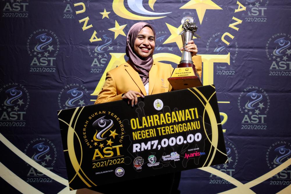 Atlet karate, Siti Nur Azwani Nor Azli dinobatkan sebagai Olahragawati Terengganu pada Majlis Anugerah Sukan Terengganu (AST) 2021/2022 di Wisma Darul Iman/BERNAMAPix