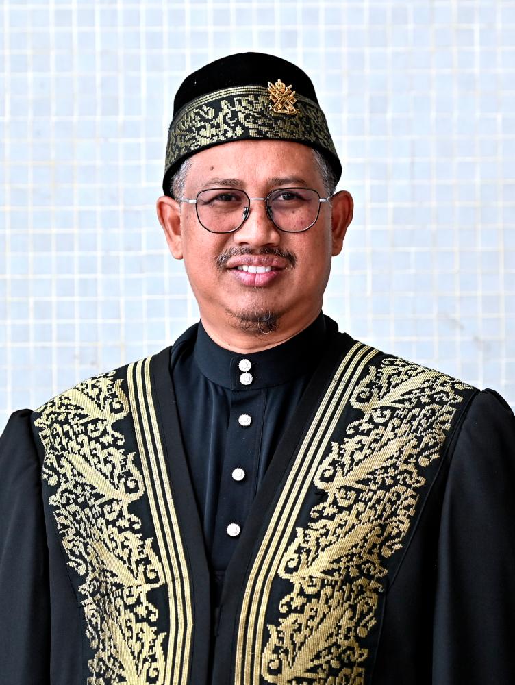 Ahli Dewan Undangan Negeri (ADUN) Bukit Payung Datuk Mohd Nor Hamzah, dilantik sebagai Yang Dipertua Dewan Undangan Negeri (DUN) bagi penggal ke-15 pada Majlis Pelantikan Yang di-Pertua Dewan dan Angkat Sumpah Ahli-Ahli Dewan Undangan Negeri di Wisma Darul Iman pada Sept 24 2023. - fotoBERNAMA