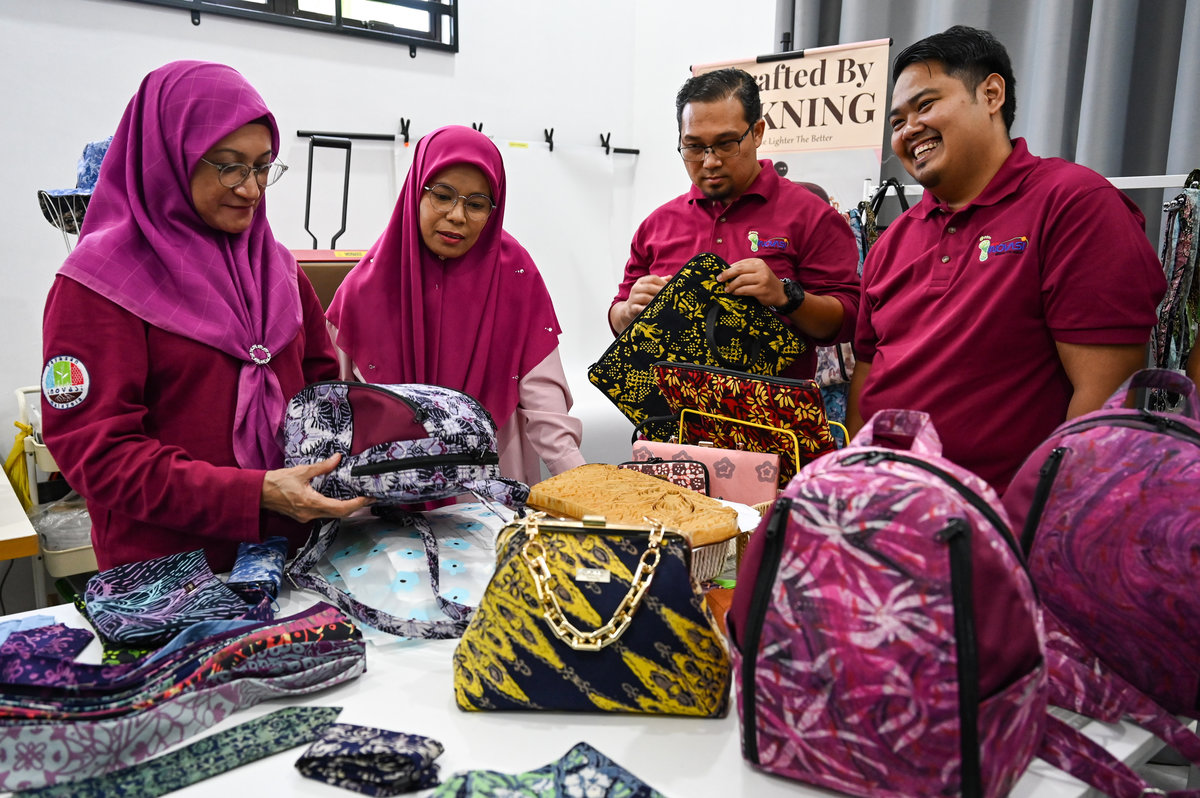 Chief Executive Officer of Yayasan Inovasi Malaysia (YIM), Dr Sharmila Mohamed Salleh (left), observes the making of Modular Batik crafts during the 2025 Social Innovation Trail (JIS) Programme for the East Zone at Kampung Banggol Donas yesterday. – BERNAMA
