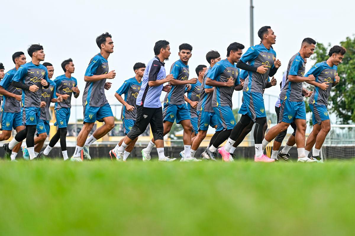 Para pemain Terengganu FC (TFC) menjalani sesi latihan di Kompleks Sukan Gong Badak- BERNAMA