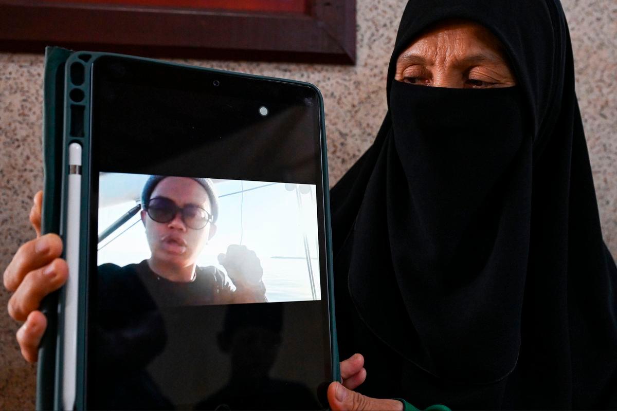 Gambar tujuan representasi sahaja: Ibu, Nooraini Mamat, 59, menunjukkan video anaknya yang juga aktivis kemanusiaan, Muhammad Abdullah, 32, atau lebih dikenali sebagai Ustaz Mad Kecik yang kini dilaporkan ditahan tentera Israel ketika menyertai Misi Global Sumud Flotilla (GSF).