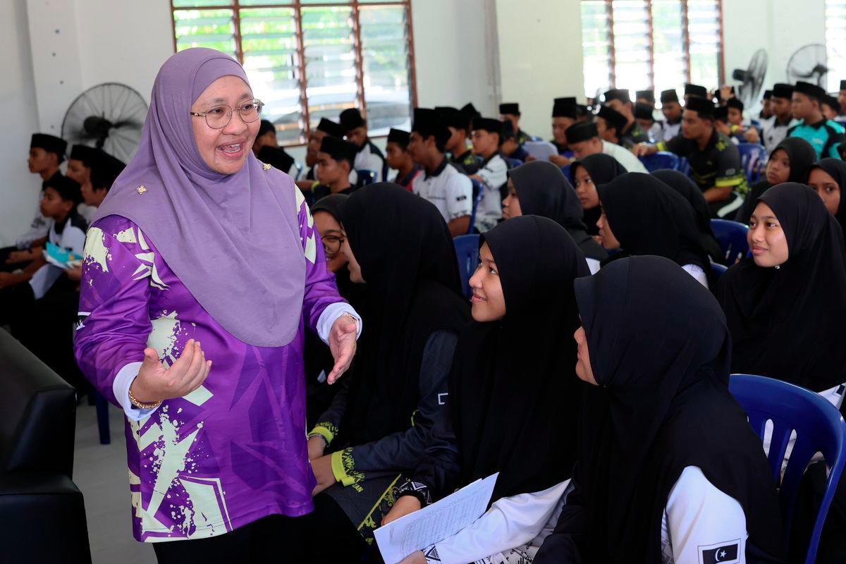 Pengarah Pertubuhan Keselamatan Sosial (Perkeso) Terengganu, Suhara Mustaffa (kiri) menyantuni anak-anak yatim yang menyertai sesi taklimat perkongsian hala tuju kerjaya pada Program Tanggungjawab Sosial Korporat (CSR) bersama Pertubuhan Kebajikan Anak-anak Yatim dan Miskin Darul Akhyar Terengganu di Batu Rakit, hari ini. - BERNAMA