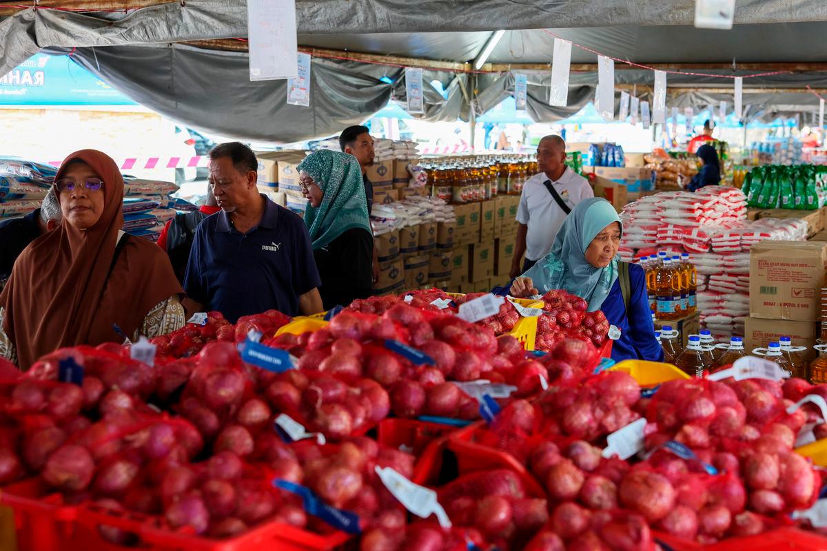 Orang ramai tidak melepaskan peluang untuk mendapatkan pelbagai barangan keperluan harian pada harga lebih murah menerusi Program Jualan Rahmah MADANI sempena Program MADANI Rakyat (PMR) 2025 Terengganu, hari ini- BERNAMA