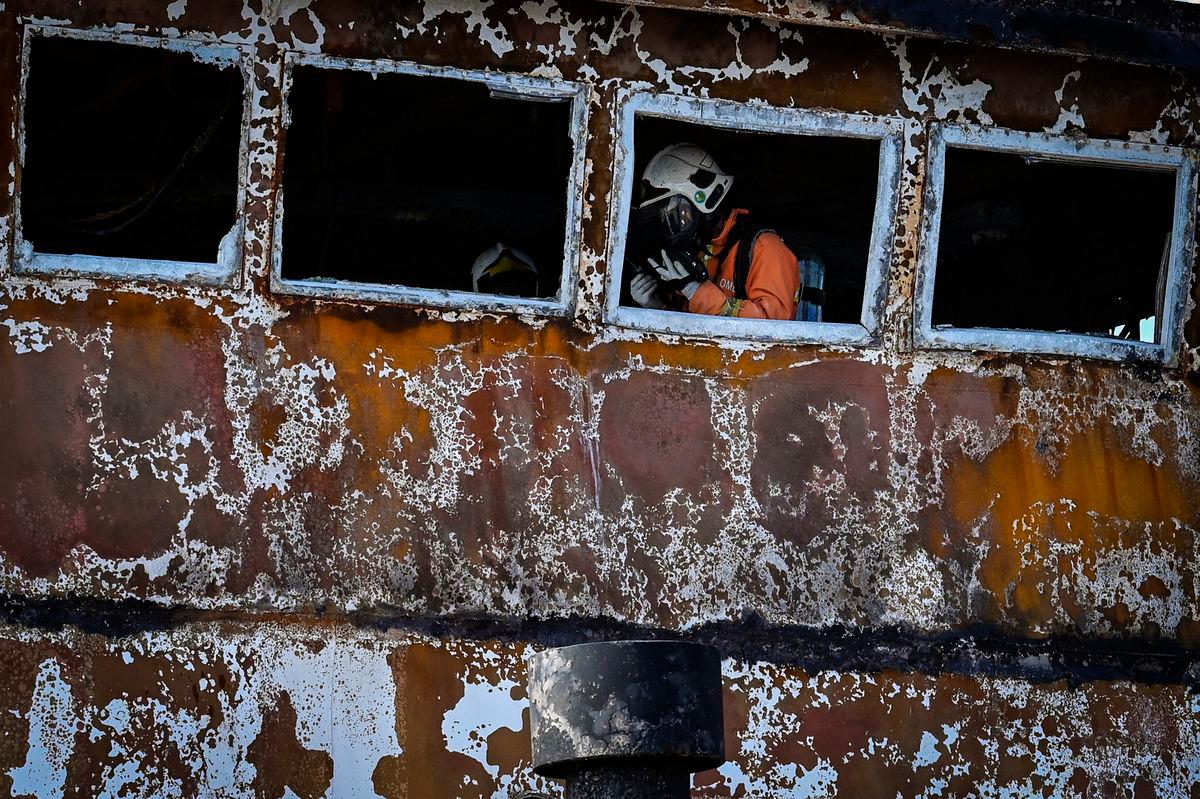 Anggota Pasukan Khas Bahan Kimia Berbahaya (Hazmat) Jabatan Bomba dan Penyelamat (JBPM) Terengganu dan Pahang melakukan pemeriksaan pada sebuah kapal ‘hantu’ yang hanyut di perairan Pelantar Minyak Semangkok A hari ini - BERNAMA