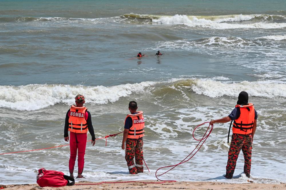 Anggota Bomba dan Penyelamat dalam misi mencari dan menyelamat (SAR) Zulkarnain Mohamed Zubir, 44, berasal dari Kuala Lumpur dikhuatiri lemas selepas dihanyutkan arus di Pantai Batu Buruk hari ini. - fotoBERNAMA