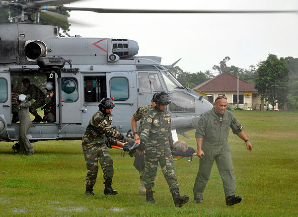 Royal Malaysian Air Force personnel carrying a patient from a Eurocopter aircraft to the Besut Hospital today — Bernama