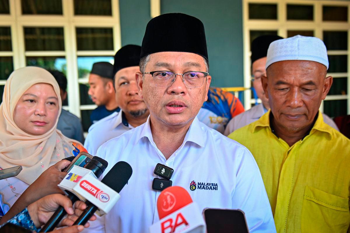 Menteri di Jabatan Perdana Menteri (Hal Ehwal Agama), Datuk Dr Mohd Na’im Mokhtar (tengah) bercakap kepada media semasa menziarahi rumah penuntut Universiti Pendidikan Sultan Idris (UPSI) Allahyarham Nurly Shahirah Azman yang terkorban dalam nahas bas membawa pelajar UPSI di Gerik pada awal bulan Jun lalu di Tanah Perkuburan Islam Kampung Gong Pasir, Kerandang hari ini - BERNAMA