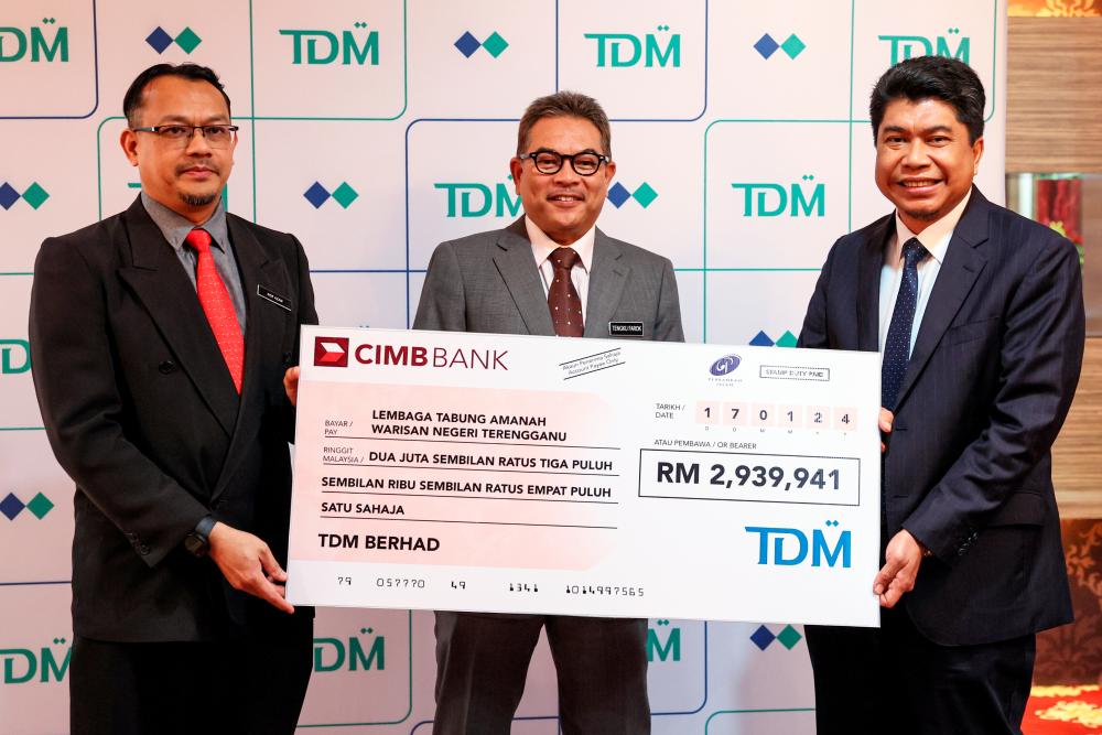 From left: LTAWNT secretary Nor Azam A Rahman @ Yusof, Terengganu State Government Secretary Datuk Seri Tengku Farok Hussin Tengku Abdul Jalil and Najman at the presentation ceremony. – Bernamapic