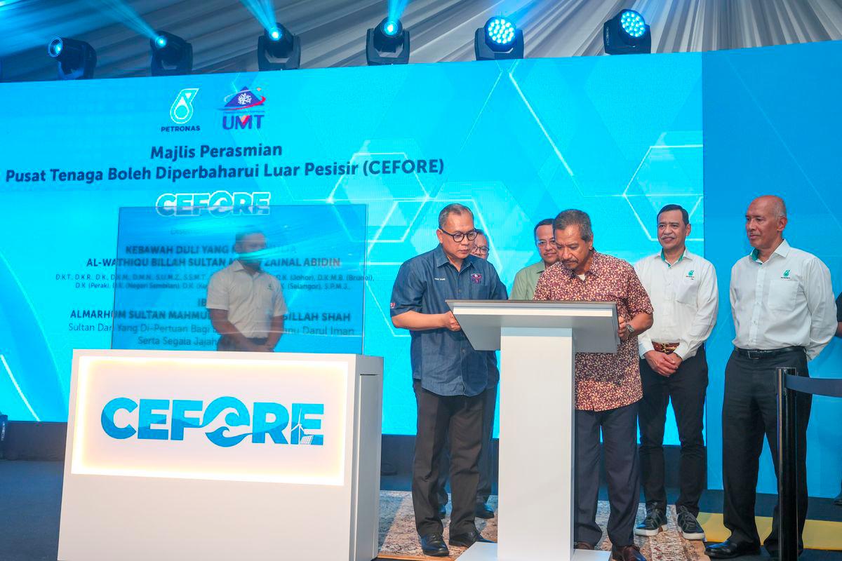 Sultan Terengganu, Sultan Mizan Zainal Abidin hari ini berkenan menandatangani plak perasmian Pusat Tenaga Boleh Diperbaharui Luar Persisir (CEFORE) di Pantai Tok Jembal. - fotoBERNAMA