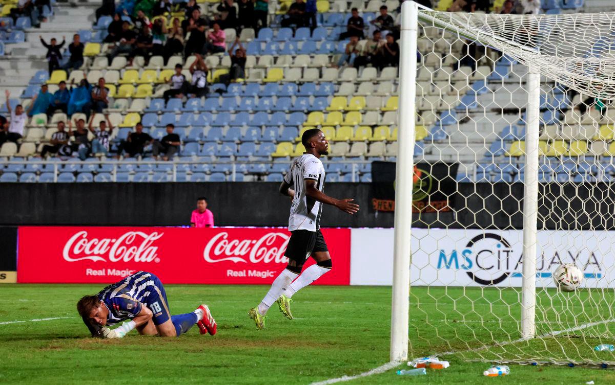 Pemain Terengganu FC (TFC) Yann Mabella meledak 'hatrik' ketika menentang Kelantan The Real Warriors FC (TRW) pada saingan Liga Super 2025/2026 di Stadium Sultan Mizan Zainal Abidin, Gong Badak - fotoBERNAMA