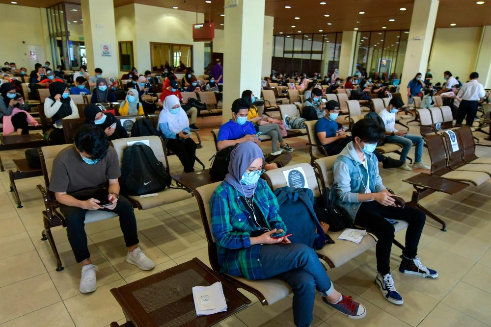 About 160 students from ten public and private institutions of higher learning in the East Coast Zone were sent home to Sarawak by special flight from Sultan Mahmud Airport today. - Bernama