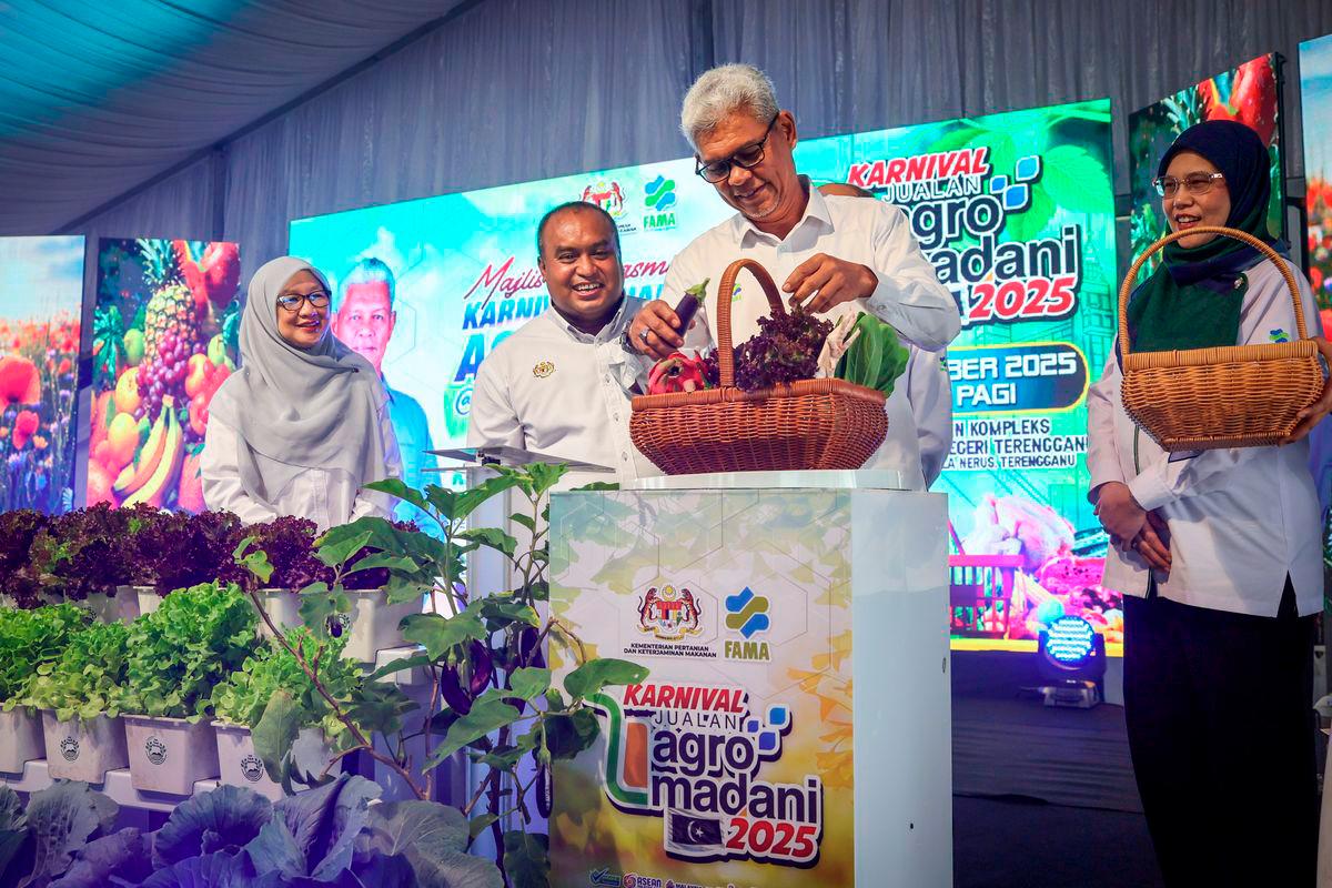 Federal Agricultural Marketing Authority (FAMA) Chairman, Aminuddin Zulkipli (second from right), officiates the Agro MADANI Sales Carnival @ Terengganu 2025 and the Launch Ceremony of the 2025 Eat More Local Fruits Campaign for the state of Terengganu at the Terengganu State Sports Council Complex, Gong Badak, today. – BERNAMA