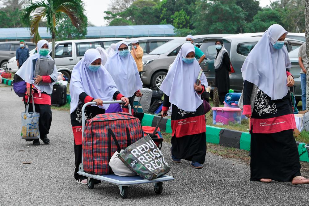 Form five students of Sekolah Menengah Agama (Atas) Sultan Zainal Abidin (SMAAZA) in Terengganu returning to their hostels on Jan 19 - -- fotoBERNAMA (2021) Copyrights Reserved