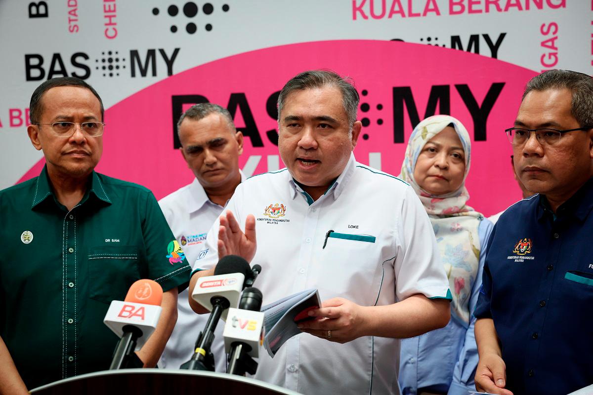 Menteri Pengangkutan, Anthony Loke Siew Fook (tengah), pada sidang media selepas merasmikan Program Transformasi Bas Berhenti-henti BAS.MY Kuala Terengganu di Pasar Kedai Payang hari ini. - Bernama