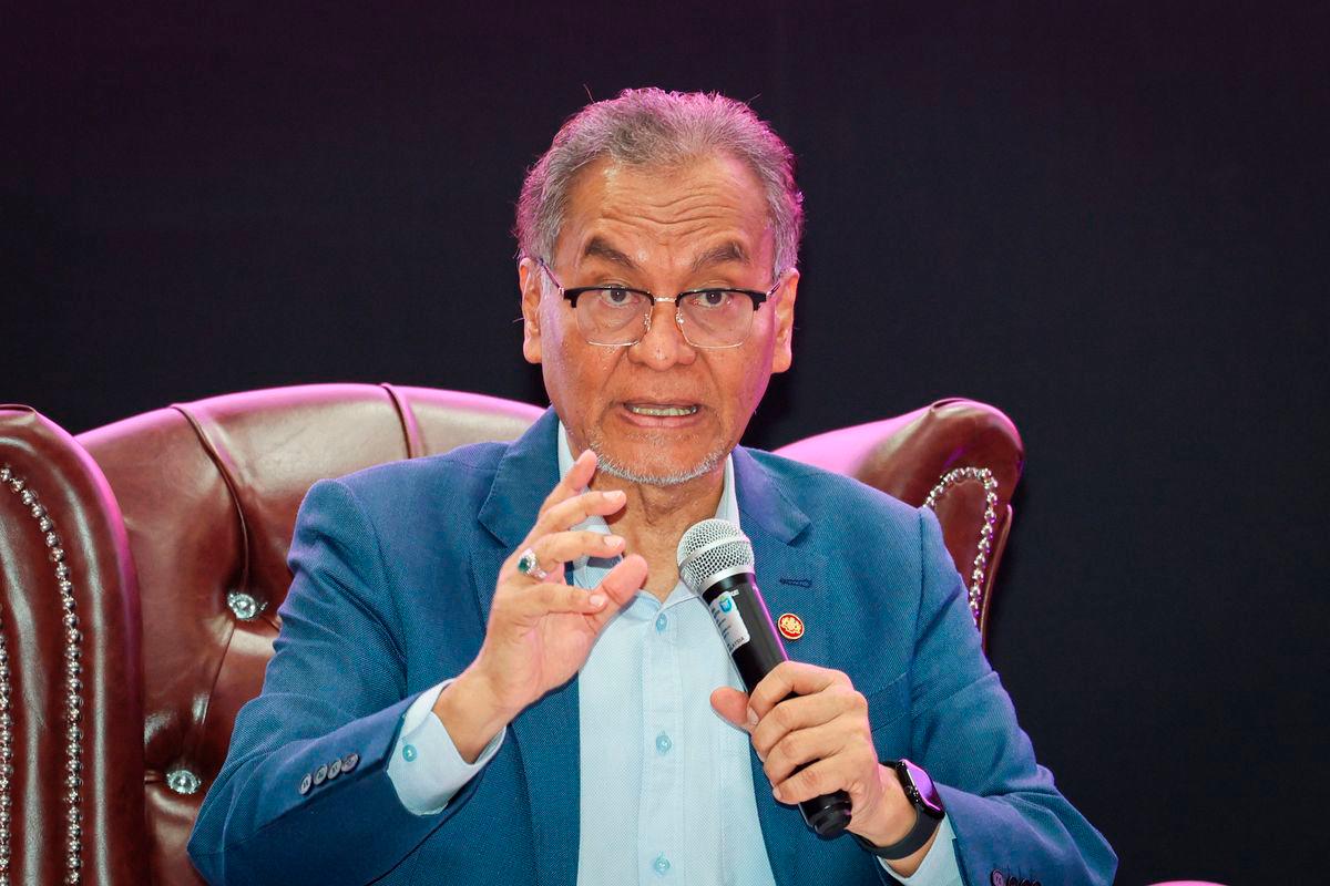 Menteri Kesihatan, Datuk Seri Dr Dzulkefly Ahmad menjawab persoalan yang diajukan hadirin pada INTAN Minister’s Conversation 2025: Reformasi Pembiayaan Kesihatan di INTAN Kampus Wilayah Timur, Kemaman, hari ini - fotoBERNAMA