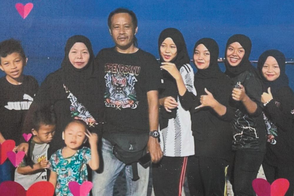 CHUKAI, July 2 -- Picture of a family of nine involved in the headwater incident at Jeram Mawar, Air Putih at a press conference by Kemaman District Police Chief, Supt Hanyan Ramlan at Kemaman District Police Headquarters, last night. BERNAMAPIX