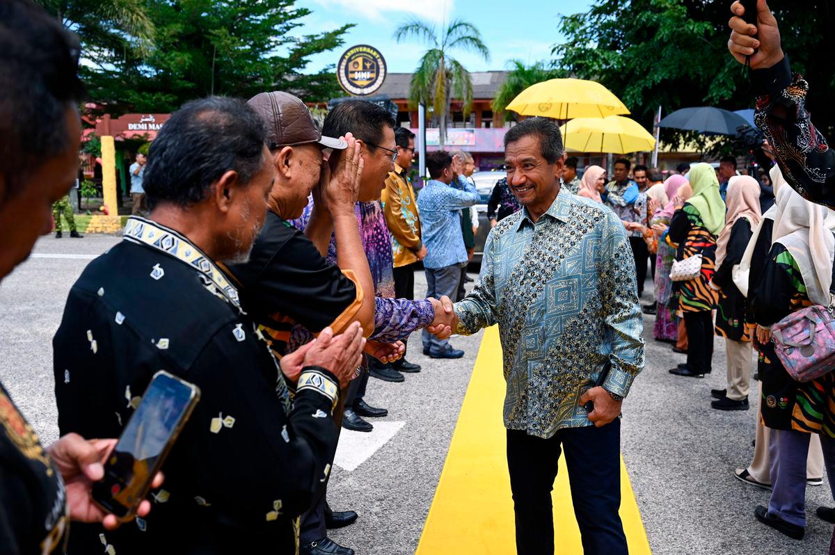 Sultan Terengganu Sultan Mizan Zainal Abidin berkenan bersalaman dengan alumni sekolah pada Sambutan 100 Tahun Sekolah Menengah Kebangsaan Sultan Sulaiman hari ini- fotoBERNAMA