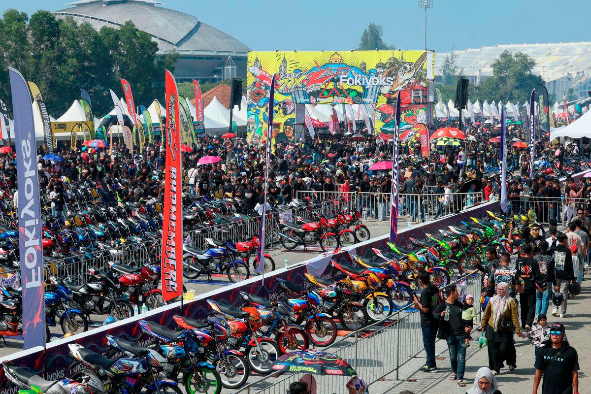 More than 100,000 participants of the RXZ Members 7.0 gathering attended the event at the Gong Badak Motorsports Circuit today. – BERNAMA