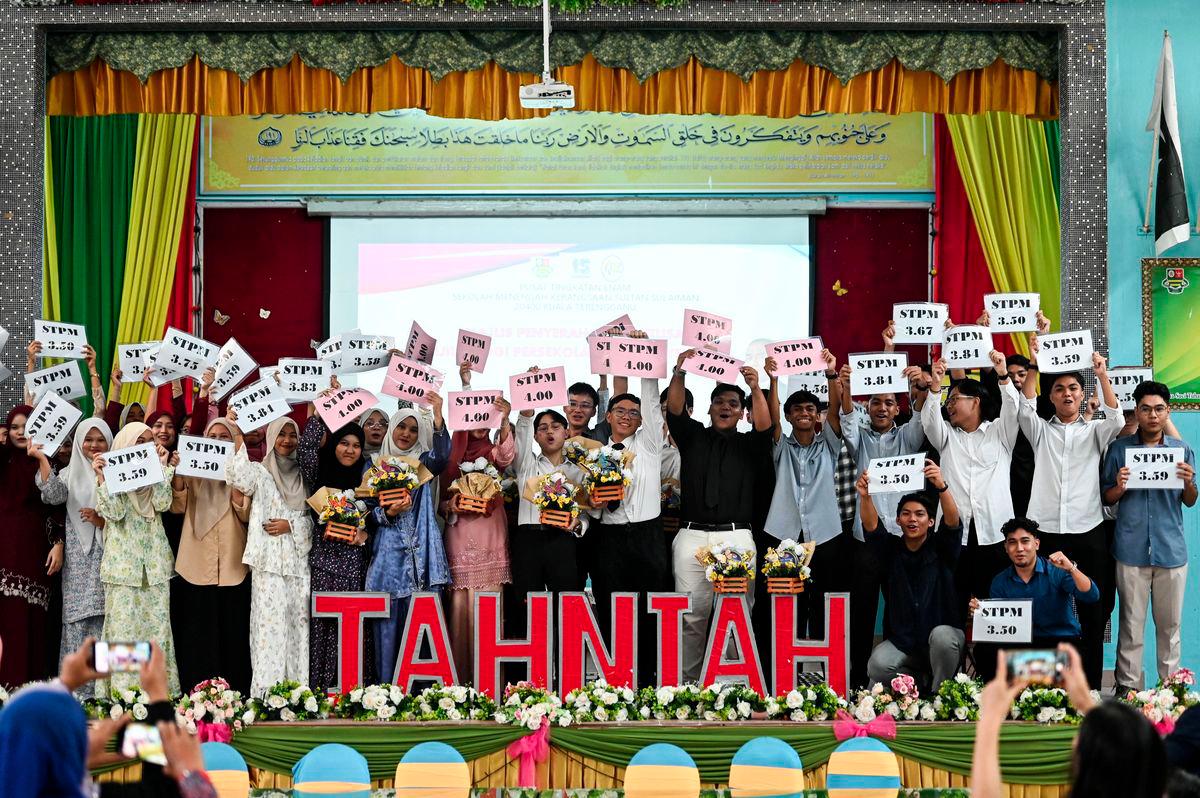 Calon-calon cemerlang Sijil Tinggi Persekolahan Malaysia (STPM) 2024 Sekolah Menengah Kebangsaan Sultan Sulaiman bergambar kenangan semasa tinjauan hari ini. - fotoBERNAMA