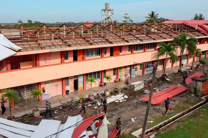 Keadaan bumbung Sekolah Menengah Agama (SMA) Al Falah yang rosak akibat ribut dan hujan batu petang semalam, semasa tinjauan hari ini. - fotoBERNAMA