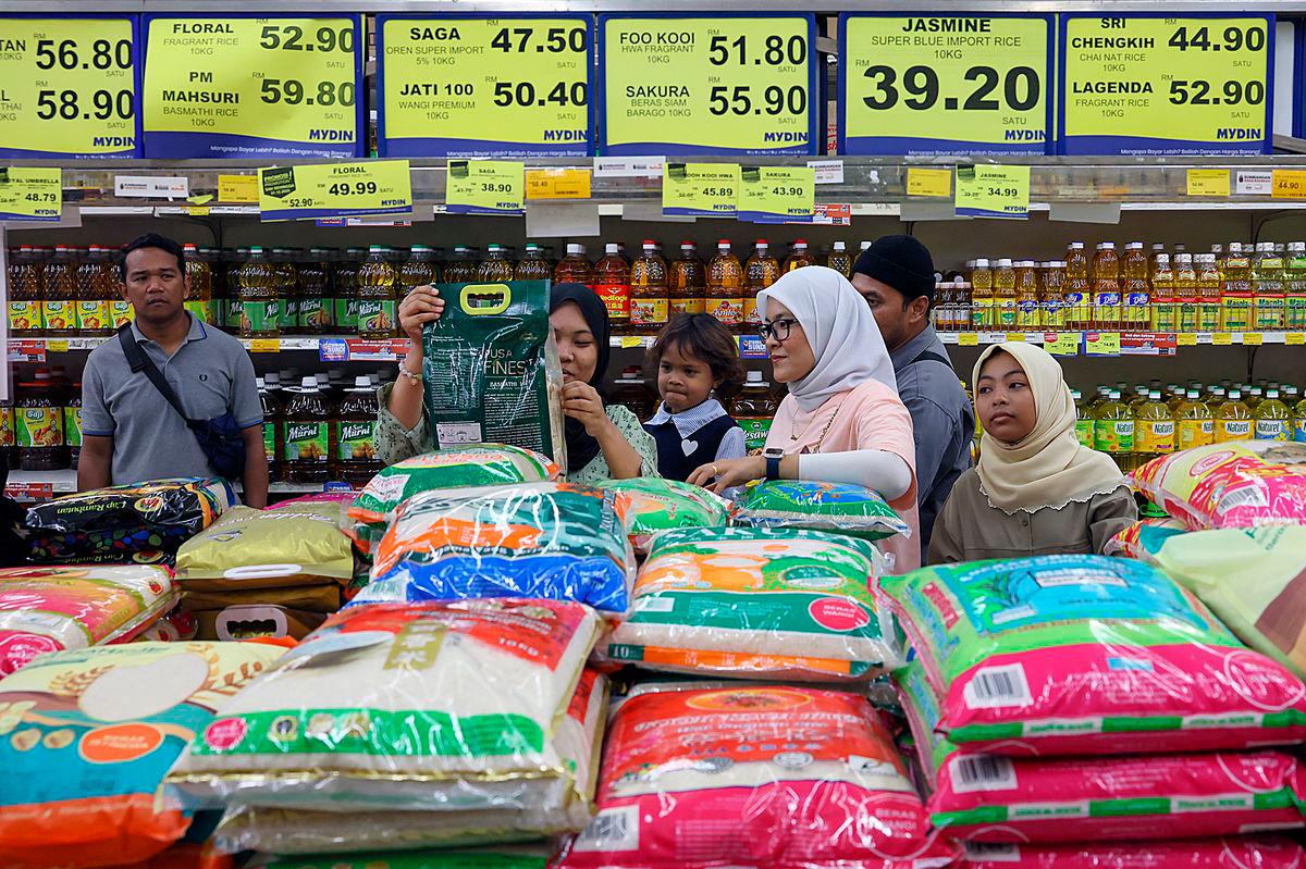 Warga Terengganu memanfaatkan bantuan Sumbangan Asas Rahmah (SARA) sebanyak RM100 dengan membeli barangan keperluan harian semasa tinjauan di Mydin Kuala Terengganu hari ini. Bantuan SARA sebanyak RM100 secara sekali beri kepada semua warganegara Malaysia berusia 18 tahun ke atas mula disalurkan melalui MyKad bermula hari ini, memberi manfaat kepada 22 juta rakyat dengan peruntukan RM2 bilion -fotoBERNAMA