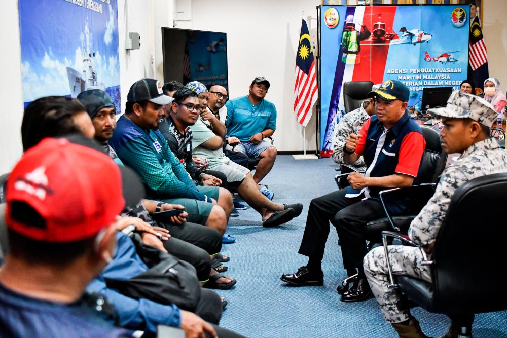 KUALA TERENGGANU, July 2 - Director of the Malaysian Maritime Enforcement Agency (APMM) Terengganu Maritime Captain Muhammad Suffi Mohd Ramli (second, right) questioned ten fishermen who survived during a meeting at the APMM Terengganu Headquarters today. BERNAMAPIX