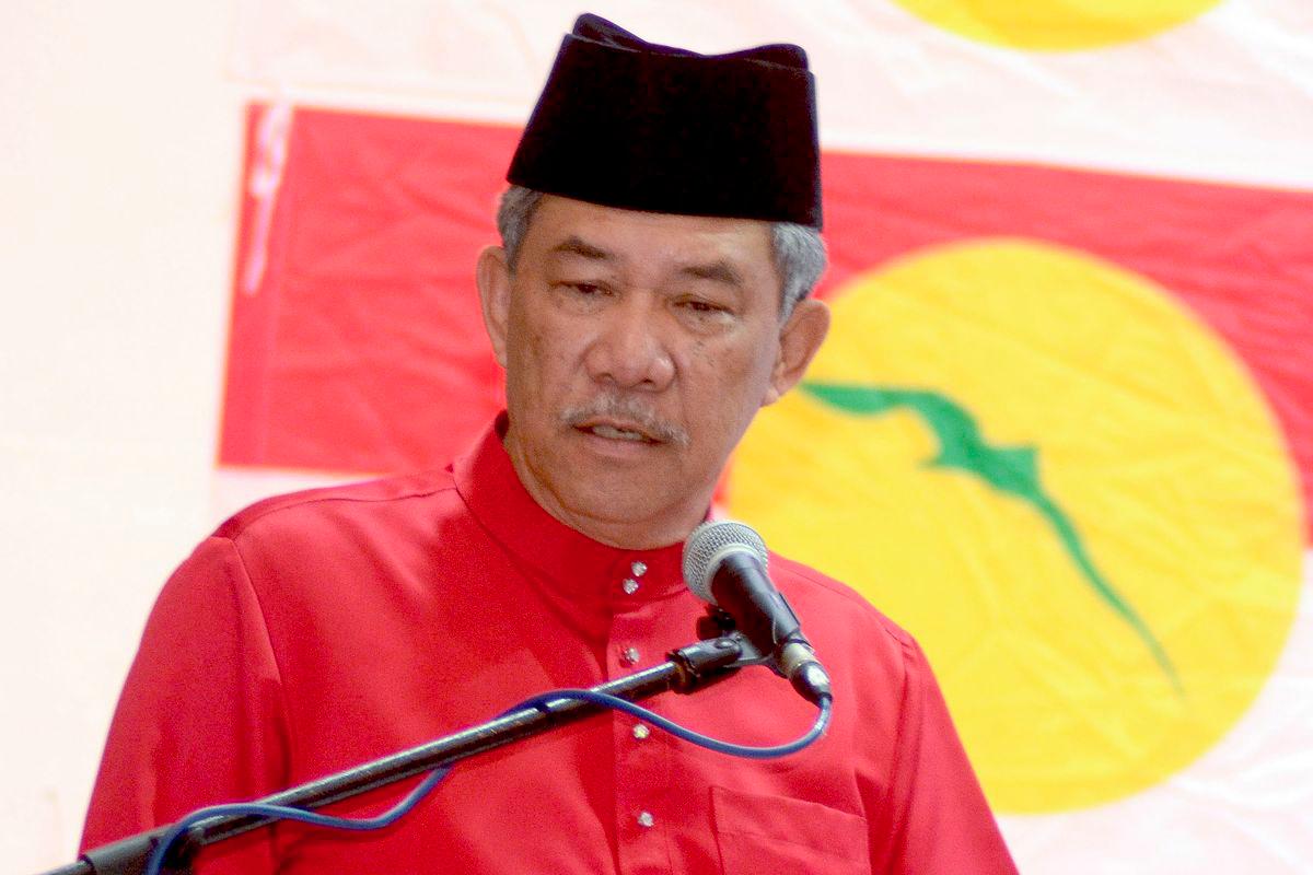 Timbalan Presiden Umno, Datuk Seri Mohamad Hasan berucap ketika merasmikan Mesyuarat Perwakilan Umno Bahagian Besut di Dewan Majlis Daerah Besut Gong Kemuntong hari ini. - fotoBERNAMA