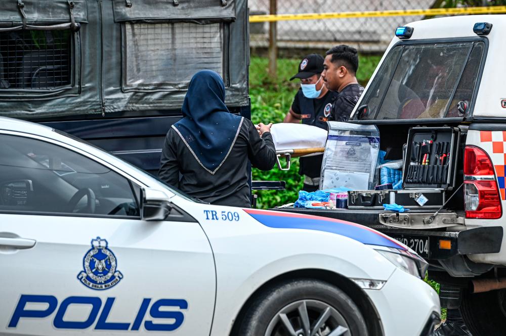 Anggota polis dari Unit Forensik mengangkat mayat seorang wanita warga emas yang ditemukan dengan 15 kesan tikaman di dalam longkang di tepi jalan besar berhadapan Pejabat Agama Hulu Terengganu di Kuala Berang dekat Hulu Terengganu/BERNAMAPix