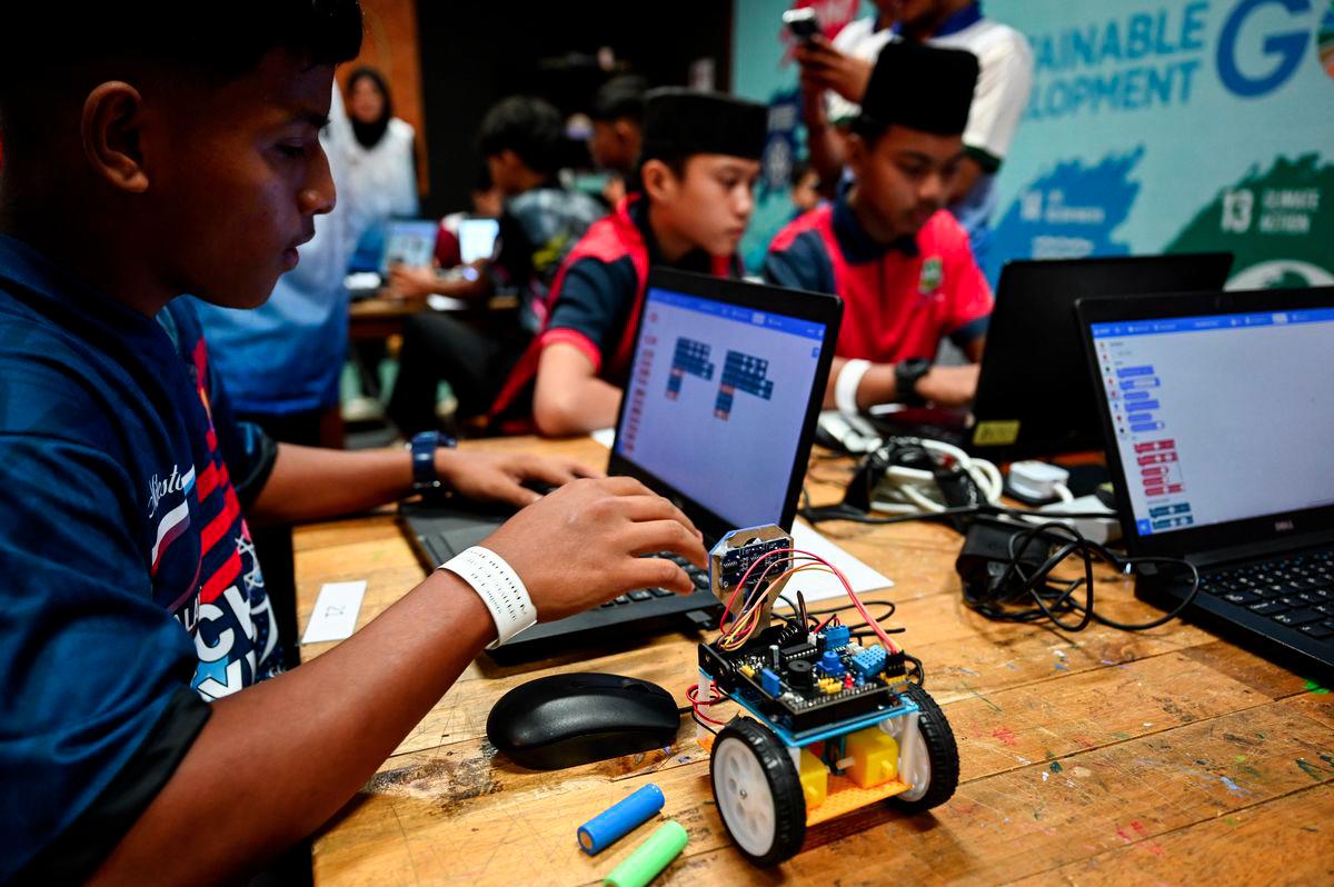 Sebahagian para peserta menyertai pertandingan robotik pada Majlis Perasmian Malaysia Techlympics 2025 Peringkat Zon Pantai Timur di Pusat Sains dan Kreativiti Terengganu hari ini. - fotoBERNAMA