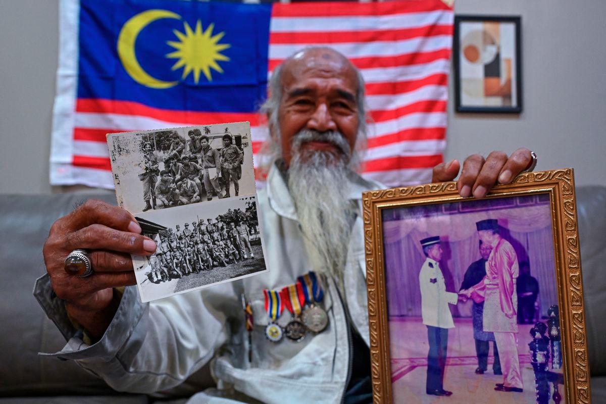 Former member of the first VAT 69 squad, Che Yak @ Embong Ngah, 77, shows a photo from his service when interviewed at the Marang District Police Headquarters (IPD) today. - BERNAMA