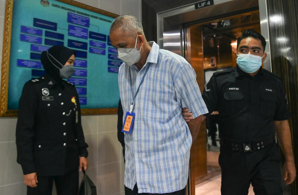 KUALA TERENGGANU, 17 Jan -- Former principal Rosli Abd Rahman, was brought before the Sessions Court today on 13 charges of sexually communicating, committing sexual assault and rape, involving his students around 2020 and 2021. BERNAMAPIX