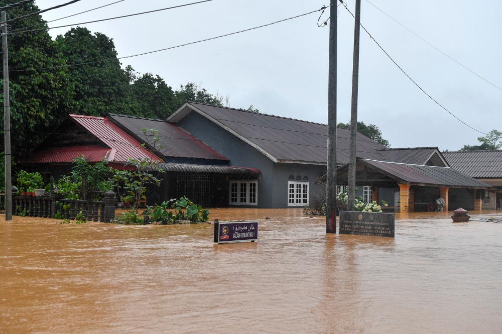 KUALA BERANG, Feb 27 - Among the houses that were flooded during the survey in Kampung Lebak, Kuala Berang.