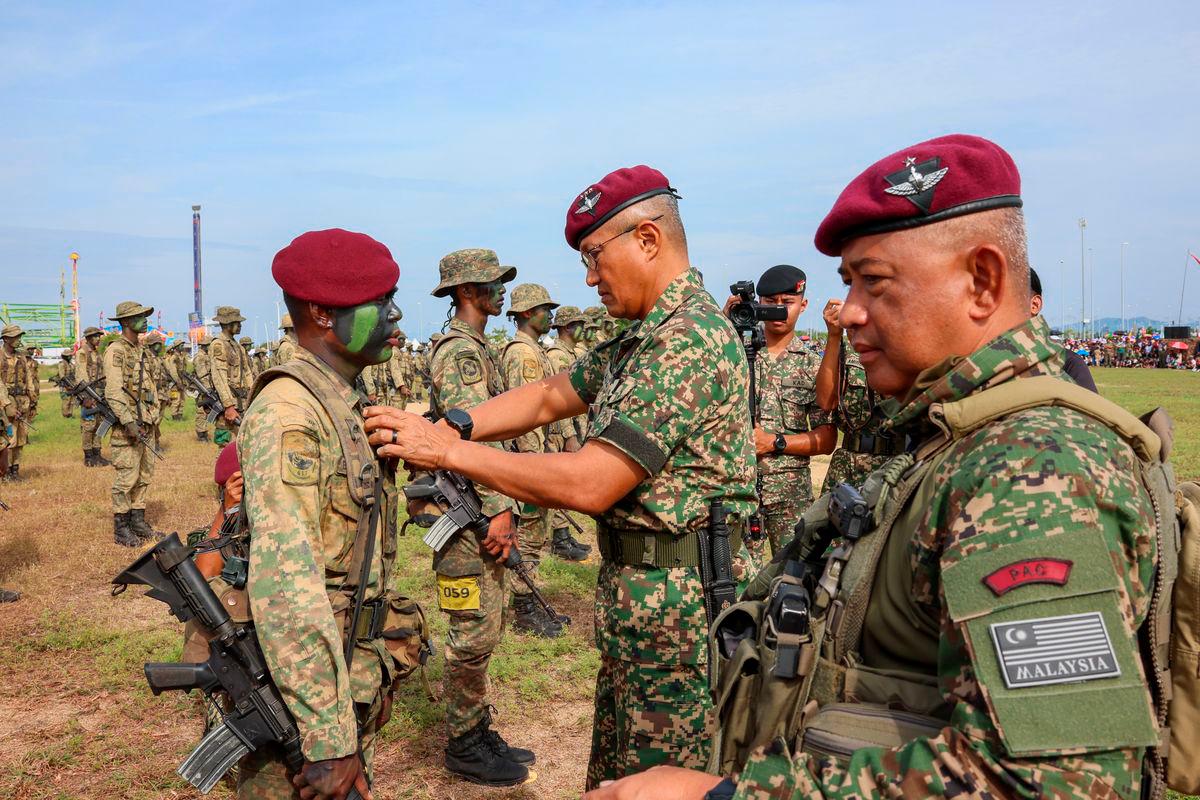 Timbalan Penglima Tentera Darat, Leftenan Jeneral Datuk Tengku Muhammad Fauzi Tengku Ibrahim (tengah) melakukan ucapara penganugerahan beret merun dan sayap berdarah kepada anggota pada Majlis Penutup Kursus Asas Pasukan Aturgerak Cepat (APAC) Siri 2/2025 di Dataran Drawbridge, hari ini- BERNAMA