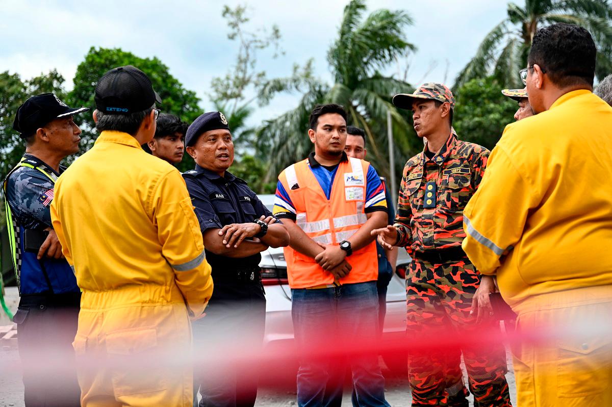 Ketua Polis Daerah Kemaman Superintendan Mohd Razi Rosli (tiga, kiri). - fotoBERNAMA