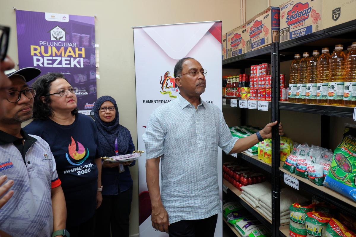 Menteri Pendidikan Tinggi Datuk Seri Dr Zambry Abd Kadir (kanan) melihat barangan keperluan harian untuk penuntut B40 di Rumah Rezeki menerusi Program Semarak Kampus MADANI di Universiti Malaysia Terengganu (UMT) hari ini- BERNAMA