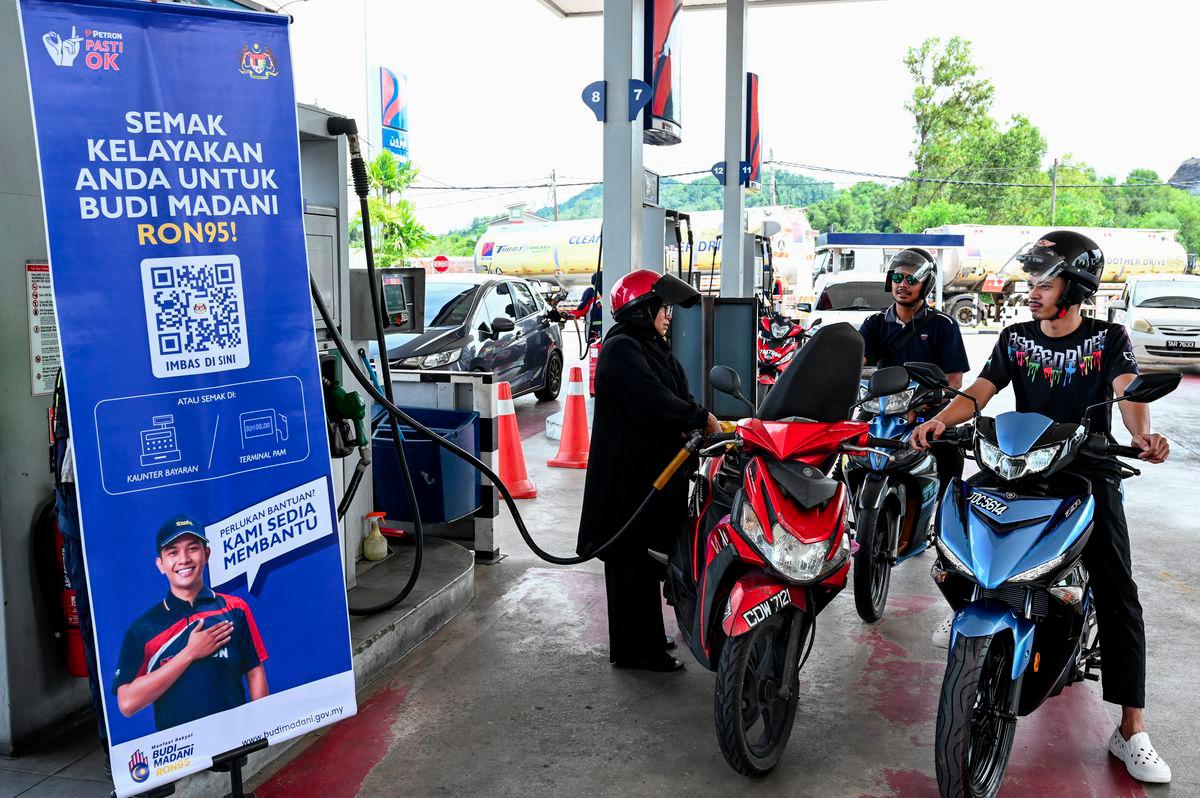 Orang ramai menikmati manfaat inisiatif BUDI MADANI RON95 (BUDI95) apabila dapat mengisi minyak pada harga baharu RM1.99 seliter di sebuah stesen minyak di Chendering, hari ini. -fotoBERNAMA