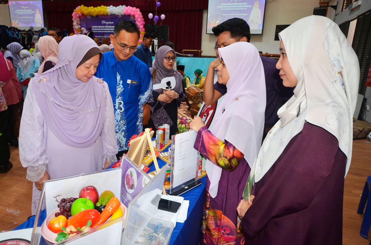 Datuk Dr Kasemani Embong (right) - Bernamapix