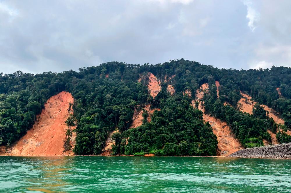 HULU TERENGGANU, Feb 3 - The effects of a landslide that caused a landslide near the Stesen Janaelektrik Sultan Mahmud (SJSM) in Kenyir can be seen during a Bernama photo survey last Sunday at the Jenagor Dam. BERNAMApix