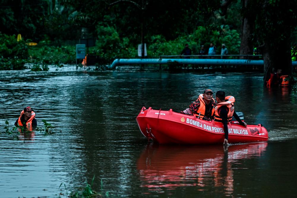 Anggota bomba dan penyelamat dalam misi mencari dan menyelamat (SAR) budak lelaki yang dikhuatiri lemas di Sungai Tok Hakim, Kampung Tok Hakim pada Dis 27 2023. - fotoBERNAMA