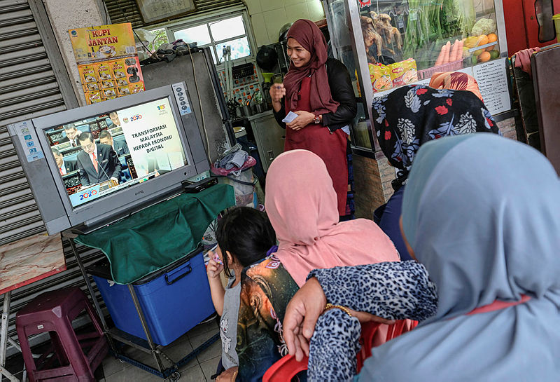 Traders at the Medan Kidd food court watch on television the tabling of the 2020 Budget by Finance Minister Lim Guan Eng, on Oct 11, 2019. — Bernama