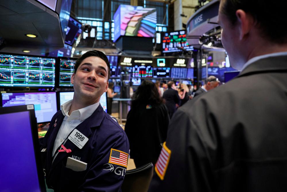 Traders working on the floor of the New York Stock Exchange on Monday, May 22, 2023. – Reutespic
