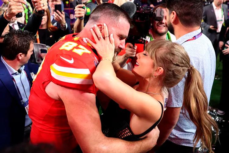$!Travis and Swift sharing an intimate moment after Chiefs’ win at the latest Super Bowl. - PIC BY EZRA SHAW/GETTY IMAGES