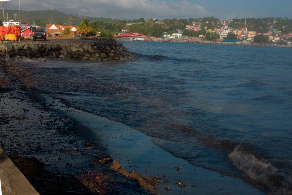 An oil spill caused by a mysterious ship that ran aground in the waters of Trinidad and Tobago on February 7 spread along some 15 kilometers of coastline, just when the country expects to receive thousands of tourists in the middle of the carnival season/AFPPix