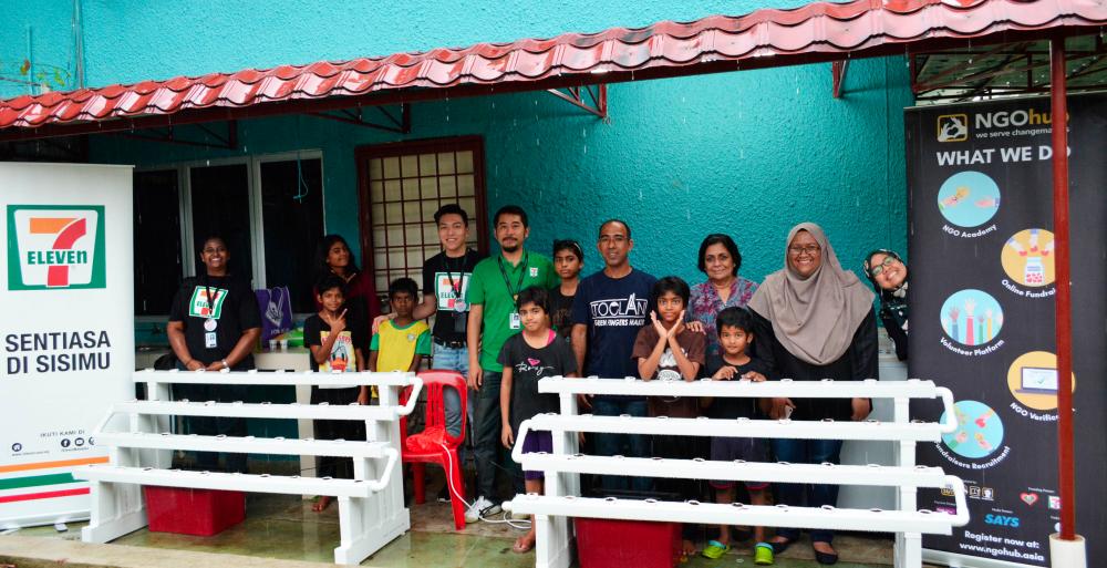 The community of Trinity Children’s Home and volunteers from 7-Eleven and NGOHub Asia.